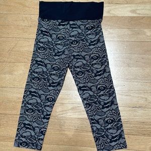 Shakti Activewear Black Lace Print Cropped Leggings Pants Yoga Gym Workout S